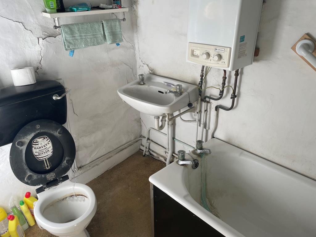 Lot: 11 - CHARACTER COTTAGE IN NEED OF IMPROVEMENT - Bathroom with sink and WC